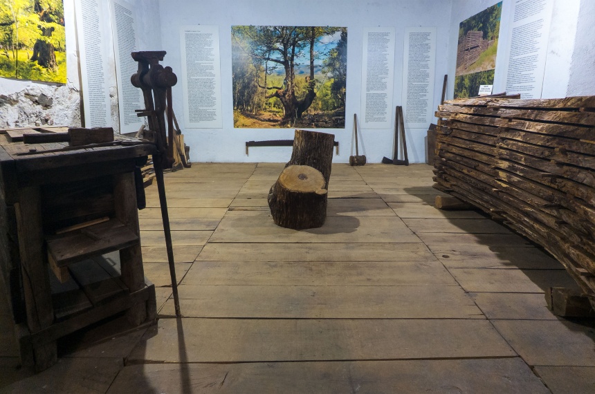 Aritzo, Casa Devilla. Sala dedicata al castagno e la raccolta del frutto